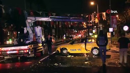 Sağanak yağışta yol çöktü, bir taksi takla attı!