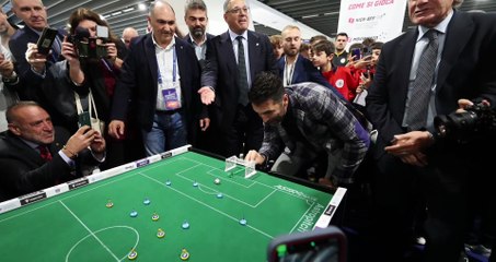 Buffon a Ferrara tra subbuteo e foto con i fan