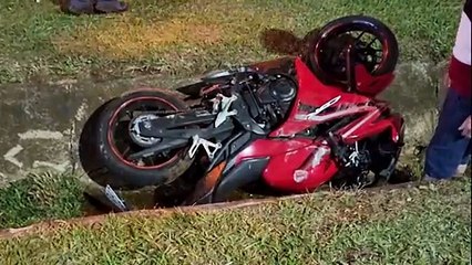 CBR 500 cai na valeta e piloto fica em estado grave, na BR-277 em Cascavel