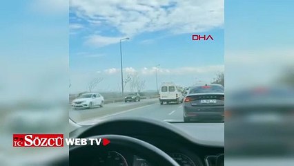 Şoförüyle tartıştıkları minibüse sopa ve kaskla saldırdılar