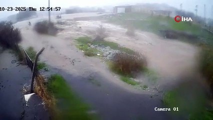 Foça’da cesedi bulunan yaşlı adamın sel sularına kapıldığı anlar kamerada