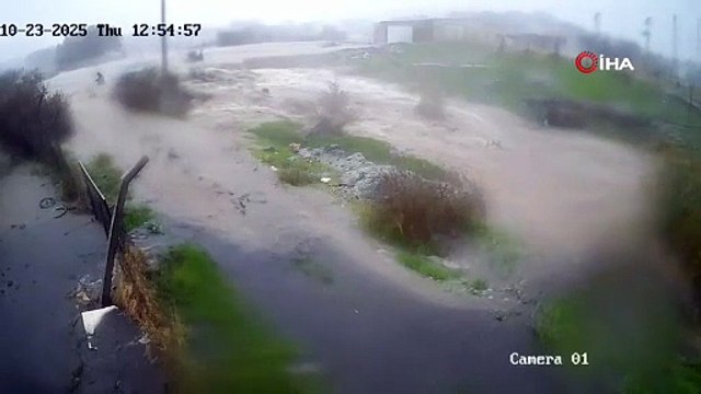 Foça’da cesedi bulunan yaşlı adamın sel sularına kapıldığı anlar kamerada
