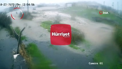 Foça'da cesedi bulunan yaşlı adamın sel sularına kapıldığı anlar kamerada!