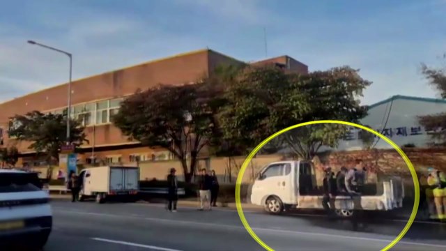 자유로 달리던 1톤 트럭에서 불...다친 사람 없어 / YTN