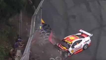 Macchina fuori controllo e fotografi coinvolti: momenti di terrore al Gold Coast 500