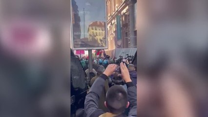 Scontri a Torino durante la protesta contro i ministri Tajani e Bernini
