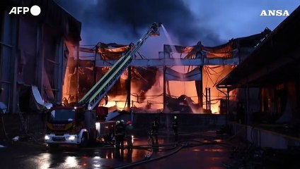 Vittime e feriti in un attacco missilistico su Kiev, in fiamme un magazzino