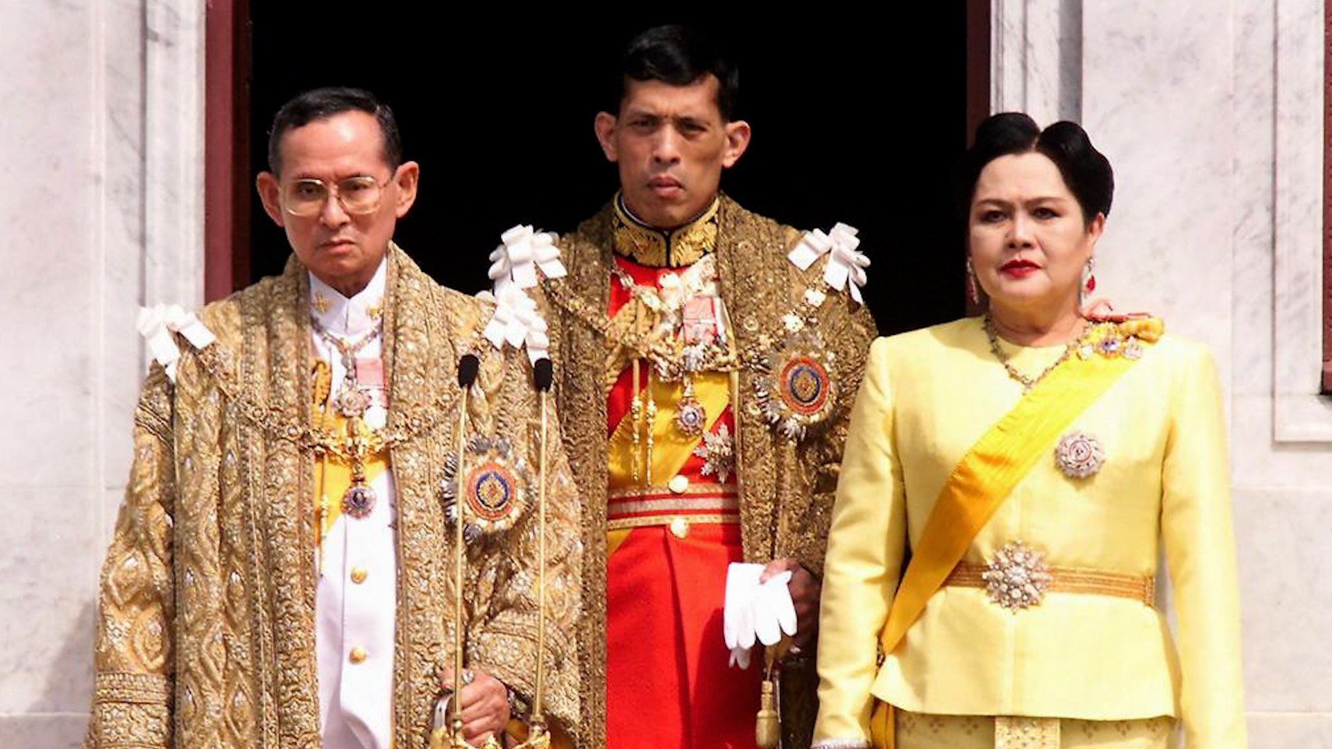 El Gobierno de Tailandia ha decretado este s�bado 30 d�as de luto oficial por la muerte de la reina madre Sirikit, fallecida a los 93 a�os, seg�n anunci� la Casa Real tailandesa en la madrugada de hoy.

Durante este periodo, las banderas de todas las oficinas gubernamentales, empresas estatales e instituciones educativas permanecer�n a media asta, mientras que los funcionarios y empleados p�blicos deber�n guardar un a�o de luto, seg�n detalla un comunicado oficial.

El primer ministro, Anutin Charnvirakul, quien retras� al domingo su viaje a Malasia para participar en la cumbre de l�deres del Sudeste Asi�tico, pidi� a la poblaci�n vestir de negro o con colores discretos "en se�al de respeto" durante los pr�ximos 90 d�as, seg�n declar� antes de participar en una reuni�n de emergencia del Gabinete.

La reina madre falleci� "tranquila" en un hospital de Bangkok a las 21:21 hora local (14:21 GMT) del viernes. Sirikit, hospitalizada desde 2019, hab�a sufrido una infecci�n de sangre este mes, seg�n la Oficina de la Casa Real.

Durante m�s de seis d�cadas, Sirikit estuvo casada con el rey Bhumibol Adulyadej, fallecido en 2016 y considerado el monarca con el reinado m�s largo de Tailandia. Sus apariciones p�blicas se redujeron dr�sticamente desde 2012, cuando sufri� un derrame cerebral.

Tras conocerse la noticia, decenas de personas se congregaron ante el Hospital Chulalongkorn de la Cruz Roja Tailandesa, donde permanec�a ingresada. "No est�bamos preparadas para esto (...) Si nuestro coraz�n est� destrozado, �c�mo estar� Su Majestad?", dijo una mujer entre sollozos y vestida de negro, en referencia al rey Vajiralongkorn, hijo de la difunta soberana.