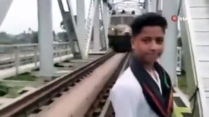 Raylarda video çeken çocuğa tren çarptı