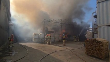 인천 목재 가공 공장에서 불...1시간 20분 만에 완진 / YTN