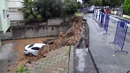 İstanbul'da korkunç olay: İstinat duvarı 3 arabayı kağıt gibi ezdi!