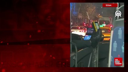 İETT şoförü ayağını dışarı çıkararak araç kullandı
