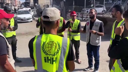 İHH, Gazze'de enkaz temizliği ve su dağıtım çalışmalarını sürdürüyor