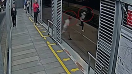 Video captó cómo víctimas de robo en Transmilenio corrieron detrás de los ladrones en plena estación