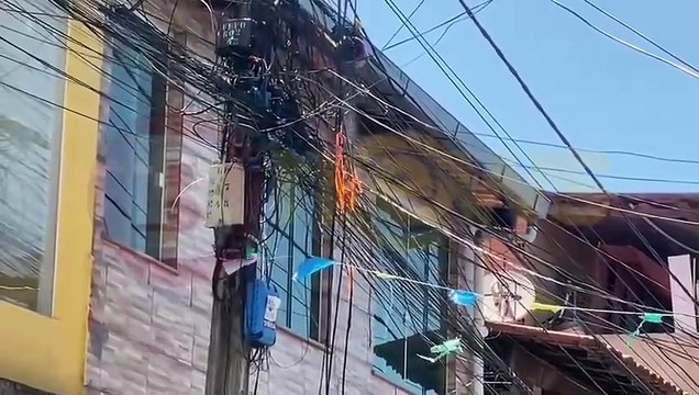 Fiação pega fogo e assusta moradores em bairro de Salvador; veja vídeo