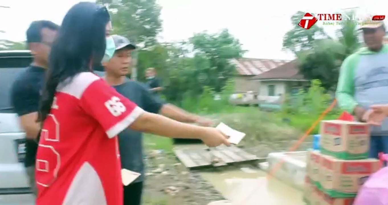PENGUSAHA AMIN BERSAMA POLRI BERIKAN BANTUAN KEPADA KORBAN BANJIR DI SEI RAMPAH