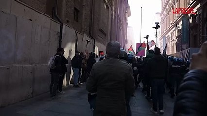 Torino, scontri fra manifestanti Pro Pal e polizia: manganellata a un manifestante