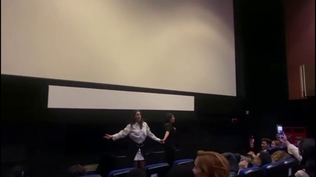 Festa del Cinema, il black out ferma la proiezione del film «L'appartamento sold out» e in sala gli artisti improvvisano uno show