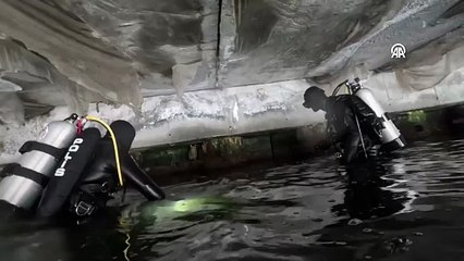 Denizde mahsur kediyi polis böyle kurtardı