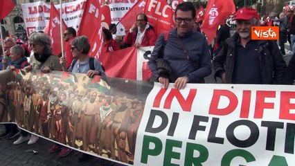 "Presidente, il popolo ha fame. Mangino pastarelle", i cartelli al corteo della Cgil a Roma