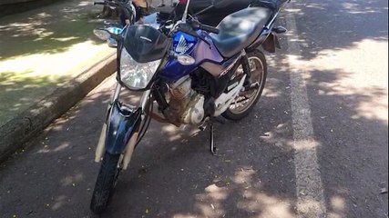 Cachorro corre na rua e causa queda de motociclista