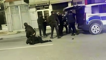 Polise direnen sopalı şahıslar sokakta kaos yarattı: O anlar kamerada