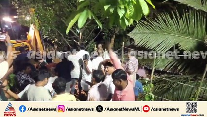 'സ്ലാബിന് അടിയിൽ കാല് കുടുങ്ങിക്കിടക്കുന്നു, അവരെ കാണാൻ കാഴിയുന്നുണ്ട്'