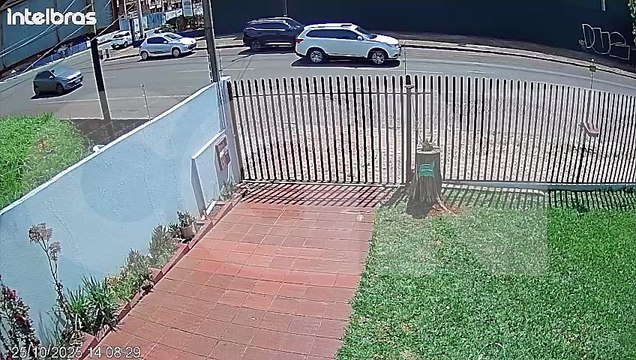 Barulho e imagens assustadoras: veja por outro ângulo o grave acidente que deixou duas pessoas feridas