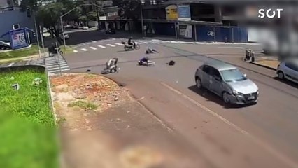 Imagens fortes: câmera flagra grave acidente entre carro e moto no Centro de Cascavel