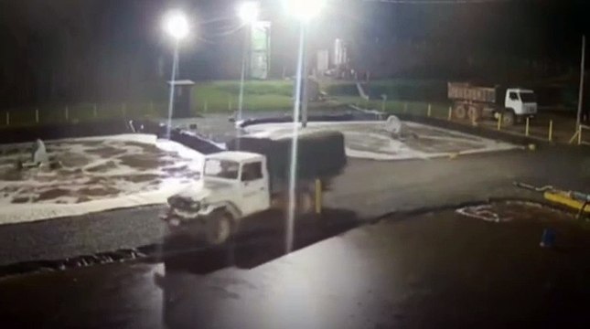 VÍDEO: Jovem perde controle de caminhão, cai em tanque de resíduos e tem final trágico