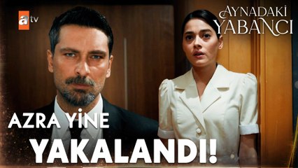 Emirhan, Azra'yı bodrum katındaki odaya sokuyor! - Aynadaki Yabancı 4. Bölüm
