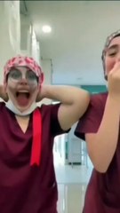 Video: Dos médicas causan indignación tras grabarse riendo y con filtros mientras una paciente grita por ayuda