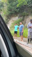 Caminhão betoneira tomba em trecho da Avenida Pierre Chalita, em Maceió