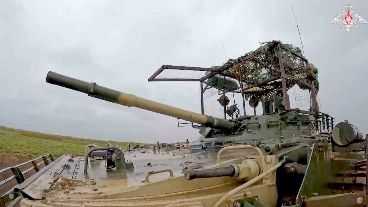 L’esercito russo conduce esercitazioni con veicoli da combattimento BMP-3 sul fronte del Dnepr