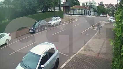 Cena de filme! Veja o momento em que veículo capota em acidente no Centro