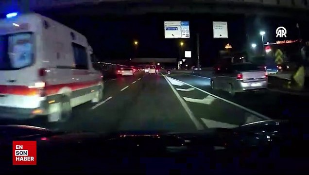 İstanbul'da savrulan motosikletteki 2 kişi ambulansın çarpması sonucu yaralandı