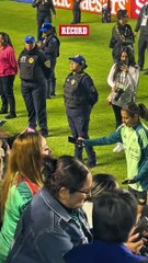 ¡GRANDE KENTI! 👏🏼🔥Kenti Robles se tomó fotos con los aficionados al terminar el México vs Nueva Zelanda