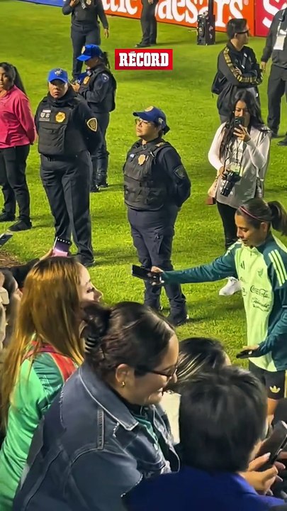 ¡GRANDE KENTI! 👏🏼🔥Kenti Robles se tomó fotos con los aficionados al terminar el México vs Nueva Zelanda