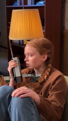 둘 중 어느 것이 더 기대되는지 고르시오. 1. 기묘한 이야기 시즌2 다시 보기 2. 제이미와 세이디가 함께 소파에 앉아 있는 것 보기