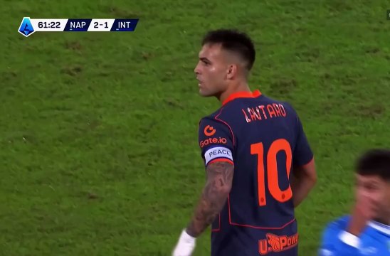 Lautaro Martínez cruza palabras con Antonio Conte durante el Napoli-Inter