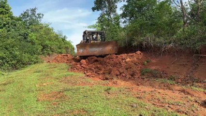 Effective Road Service Using D6R XL Bulldozer in Mountain Plantations