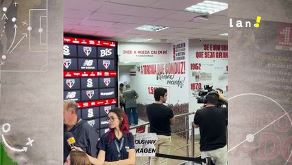 Sanabria deixa o Morumbis com perna imobilizada após entorse no joelho