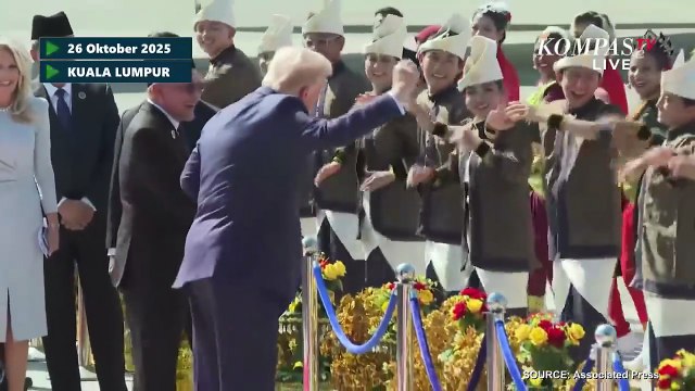 Presiden AS Donald Trump Tiba-Tiba Joget Bareng Penari Saat Tiba Malaysia, Hadiri KTT ASEAN 2025