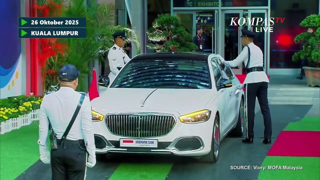 Tampil Beda! Presiden Prabowo Pakai Maybach Putih Disambut Hangat PM Anwar di KTT ASEAN 2025