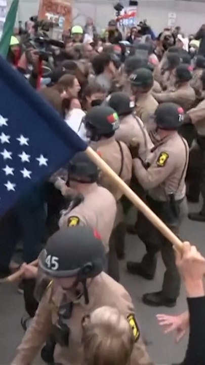 Clashes and scuffles continue at Chicago ICE facility