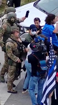 Anti-ICE protester violently grabs mask of ICE agent in Chicago