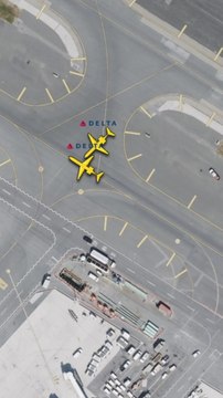 Animation shows Delta flights full of passengers collide while taxiing at LaGuardia Airport