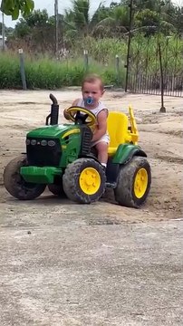 🚜 Em bé 2 tuổi mắc kẹt giữa sân vườn… và chiếc máy kéo đồ chơi là “chiếc xe cứu hộ” đầu đời. Ba mẹ lo lắng, em thì quyết tâm như một chiến binh mini 💪 Ai từng thấy con mình “chiến đấu” như thế chưa? Bình luận chia sẻ nhé 💬