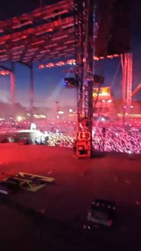 Drake surprises crowd with Vanessa Carlton at Wireless Festival to sing ' A Thousand Miles'