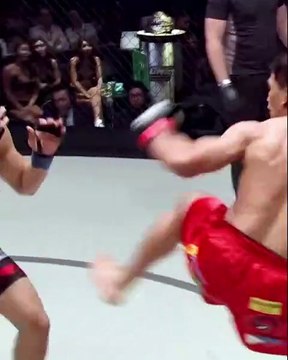 Suốt mùa giải, hắn theo sát tôi từng bước. Từ cú móc trái đến đòn gối xoay – hắn phân tích mọi chuyển động 👊🦵🔥Nhưng có một thứ hắn không thể đoán…Đòn tôi giấu kín. Đòn kết thúc. Đòn vô địch. Bạn nghĩ đó là gì? 👇💬